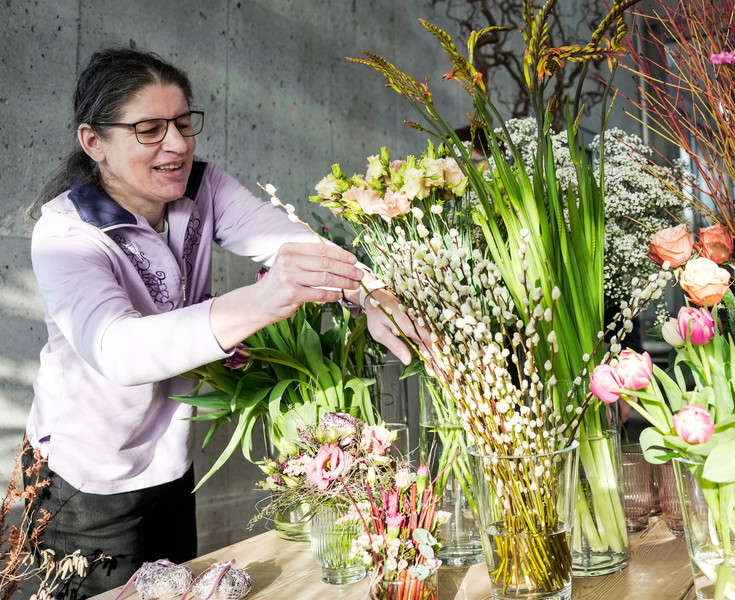 Bild einer Floristin mit Blumen